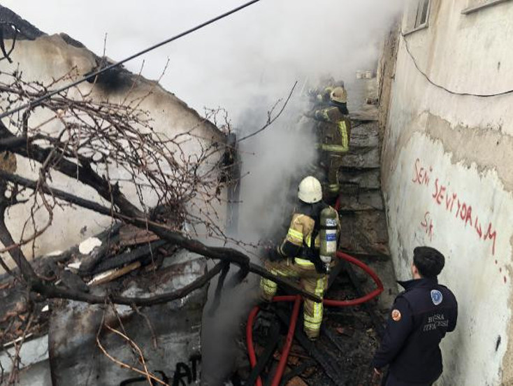 Oturduğu evin satılacağını öğrendi ateşe verdi - Resim : 2