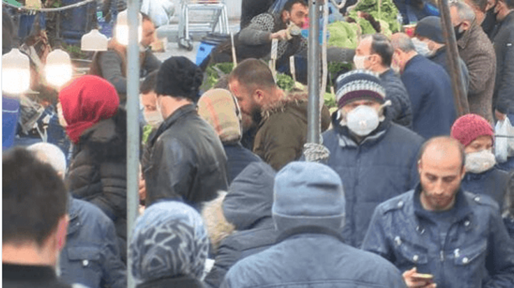 İstanbul'daki semt pazarında 'tehlikeli' kalabalık