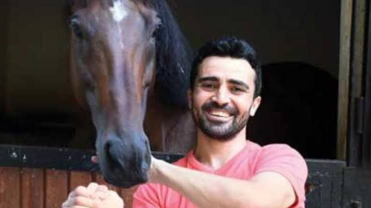 Jokeye kamçı ile vurmuş! Şampiyon jokey Ahmet Çelik 120 gün ceza aldı! - Resim : 2