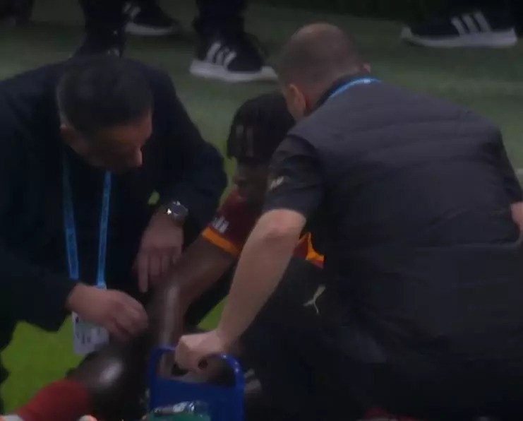 Galatasaray'a çifte kabus! 2 yıldız maçı yarıda bırakmak zorunda kaldı