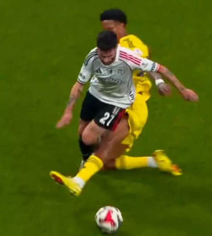 Derbi bitti tartışmalar bitmedi! Eski hakemler ne dedi? İşte geceye damga vuran pozisyonlar