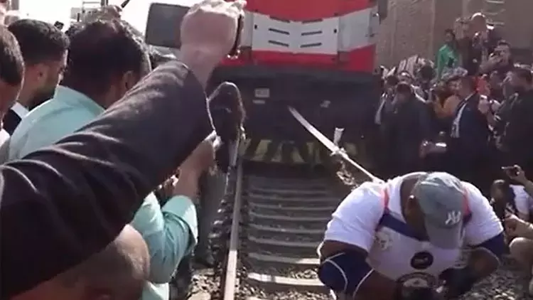 Tarihe geçen rekor: Müslüman güreşçi oruçluyken 279 tonluk treni dişleriyle çekti! - Resim : 2