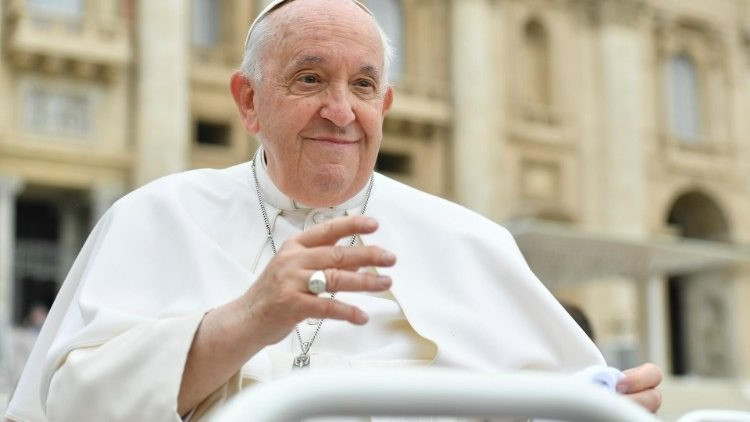 Ölümden dönen Papa Franciscus, Vatikan'da halkı selamladı