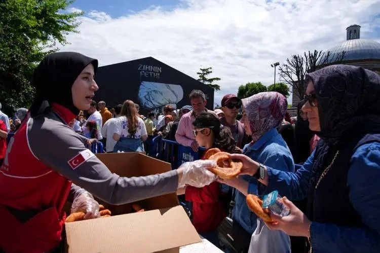 Mehteran çaldı, İstanbul inledi: Fethin 573. yılında çifte bayram coşkusu! Erdoğan Cuma namazını Ayasofya'da kıldı... - Fotoğraf: 11