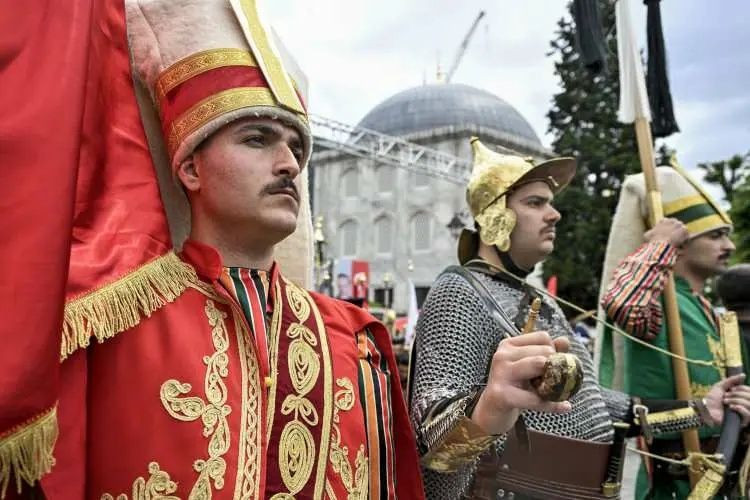 Mehteran çaldı, İstanbul inledi: Fethin 573. yılında çifte bayram coşkusu! Erdoğan Cuma namazını Ayasofya'da kıldı... - Fotoğraf: 5