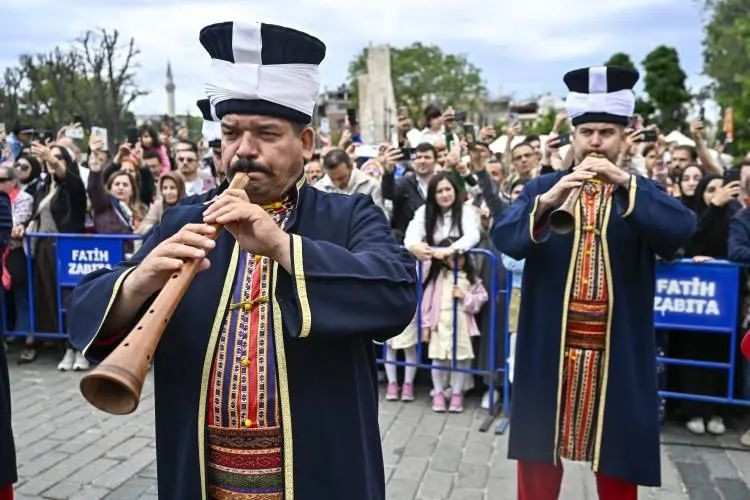 Mehteran çaldı, İstanbul inledi: Fethin 573. yılında çifte bayram coşkusu! Erdoğan Cuma namazını Ayasofya'da kıldı... - Fotoğraf: 2