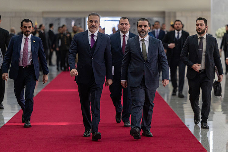 Türk savaş uçakları Suriye sınırında! Fidan, Güler ve Kalın’ın Şam ziyareti sonrası uçaklar havalandı