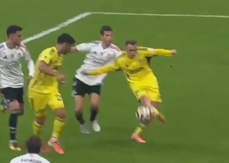 Derbi bitti tartışmalar bitmedi! Eski hakemler ne dedi? İşte geceye damga vuran pozisyonlar - Resim : 3