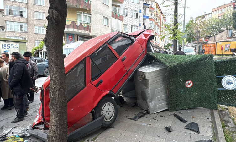 İstanbul'da freni boşalan kamyon 8 araca çarptı