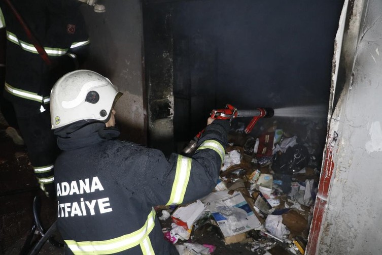 Adana'da depo yangını! Talihsiz vatandaş ekmek teknesinin yanmasını böyle izledi...