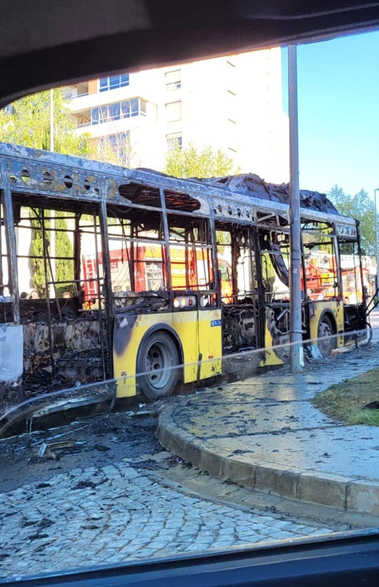 Başakşehir'de İETT otobüsü cayır cayır yandı! Araç kullanılamaz hale geldi - Resim : 2
