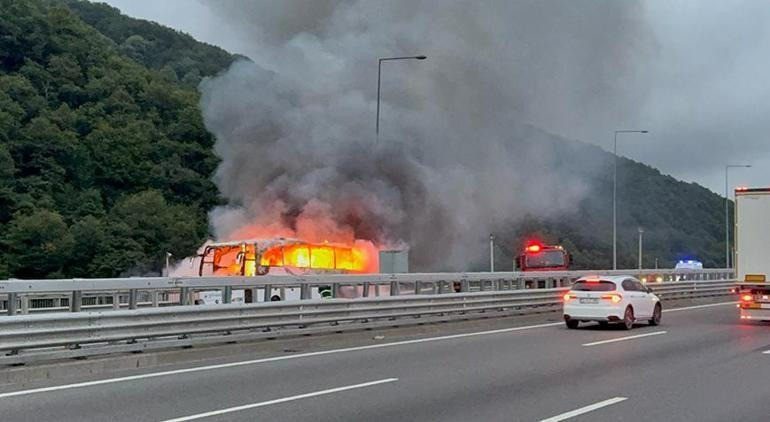 Otoyolda can pazarı! Yolcu otobüsü alev aldı! İstanbul yönü trafiğe kapandı!