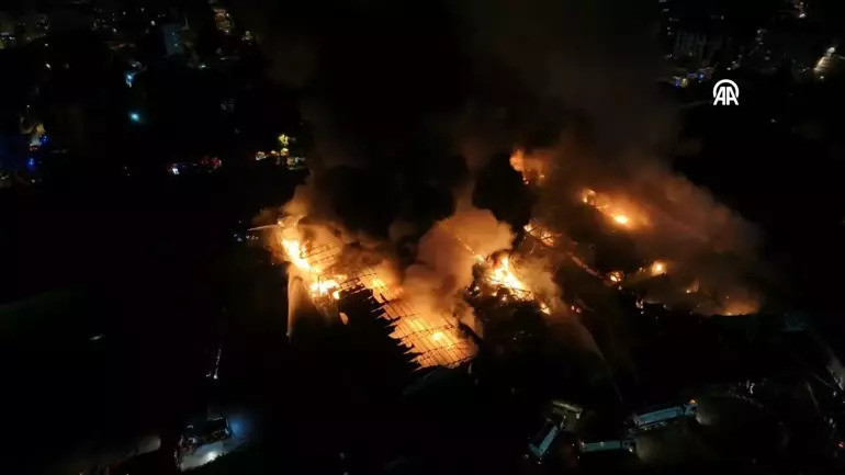 Çekmeköy'de yangın paniği: Ormana yakın fabrika ateş topuna döndü!