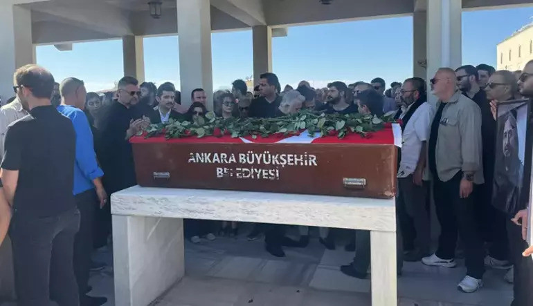 Nihat Genç’in mezarına Bosna ve Maçka’dan toprak serildi! Bozkurt figürüyle uğurlandı - Resim : 3