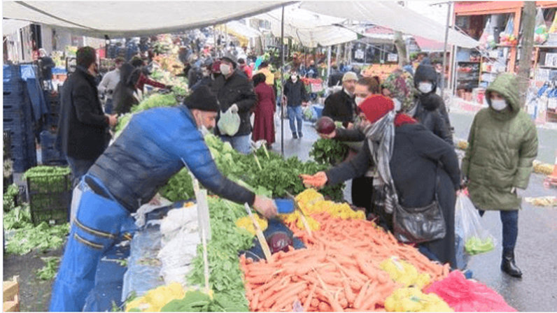 İstanbul'daki semt pazarında 'tehlikeli' kalabalık - Resim : 3
