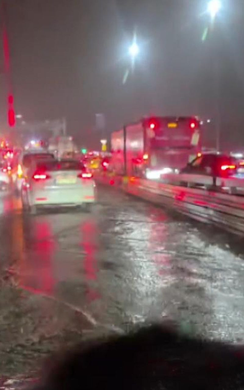 İstanbul'da şiddetli fırtına ve gök gürültülü sağanak yağış kabusu: 1 kişi devrilen ağacın altında kaldı, yollar çöktü, evleri su bastı - Fotoğraf: 17