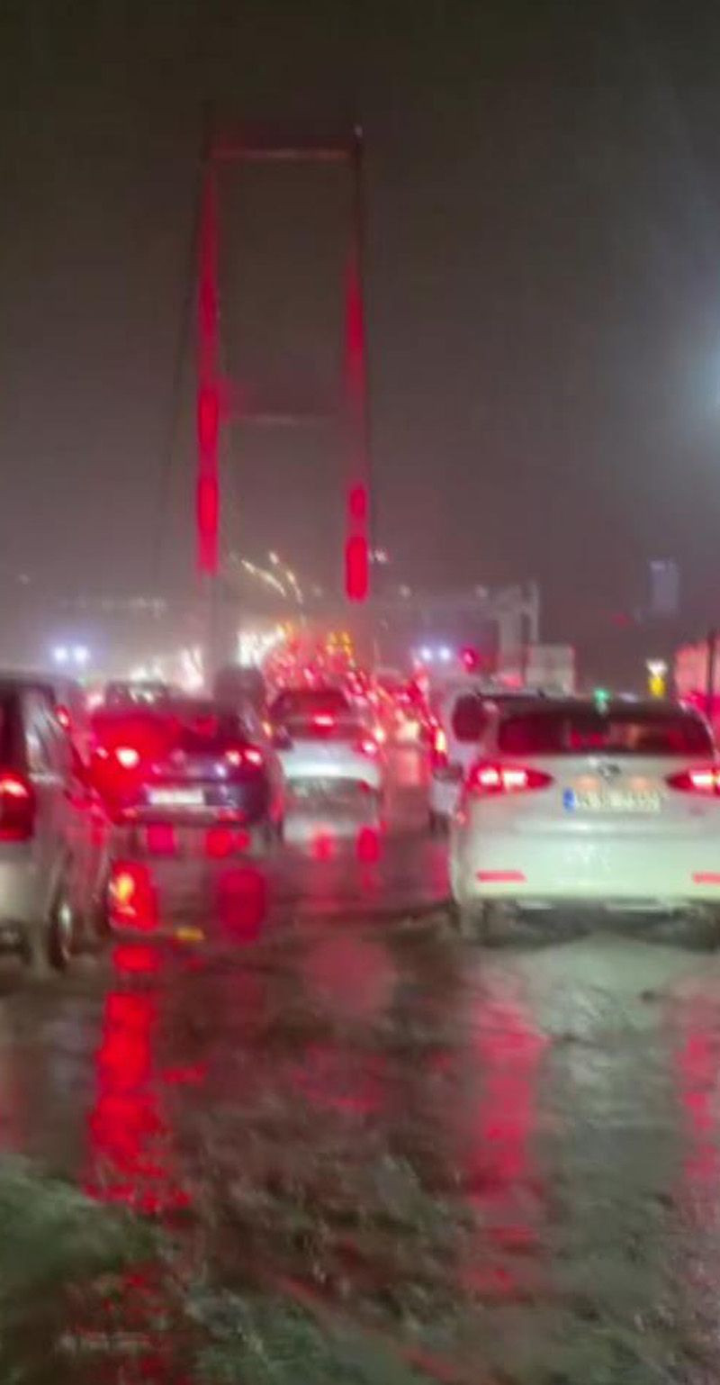 İstanbul'da şiddetli fırtına ve gök gürültülü sağanak yağış kabusu: 1 kişi devrilen ağacın altında kaldı, yollar çöktü, evleri su bastı - Fotoğraf: 19