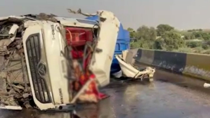Petrol tankeri minibüsün üzerine devrildi: 13 kişi hayatını kaybetti