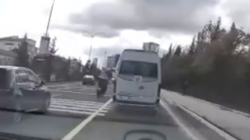 Elazığ'daki motosikletlinin tehlikeli hareketleri kamerada