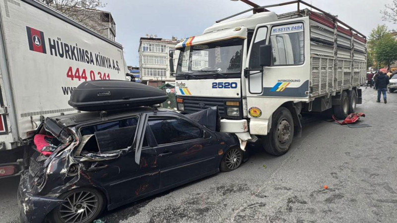 İstanbul'da freni boşalan kamyon 8 araca çarptı