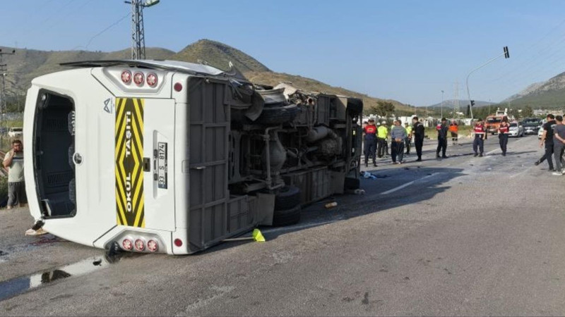 Mersin’de öğrenci servisi devrildi: 17 kişi yaralandı