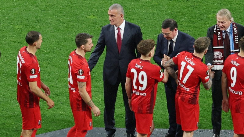 RAMS Park'a kupa vermeye gelmeyen İbrahim Hacıosmanoğlu UEFA seremonisinde