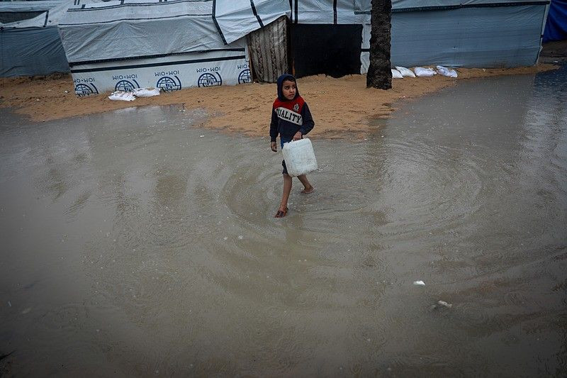 Dünyanın utancı: Gazze'de bebek soğuktan öldü! Çadırları su bastı, 6 aylık bebek donarak can verdi... - Fotoğraf: 5