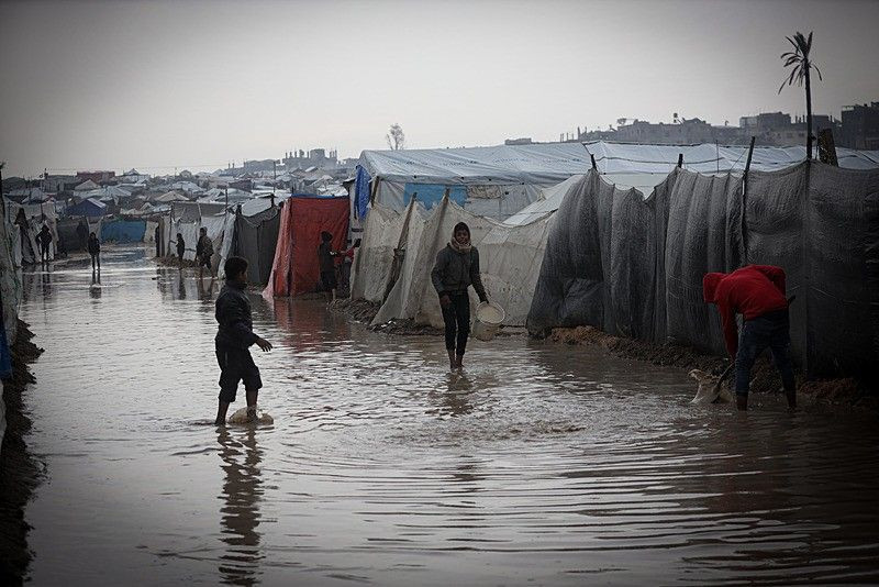 Dünyanın utancı: Gazze'de bebek soğuktan öldü! Çadırları su bastı, 6 aylık bebek donarak can verdi... - Fotoğraf: 1