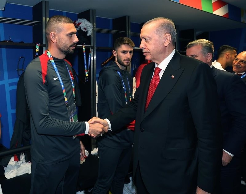 Cumhurbaşkanı Recep Tayyip Erdoğan soyunma odasına indi, Millileri tebrik etti!