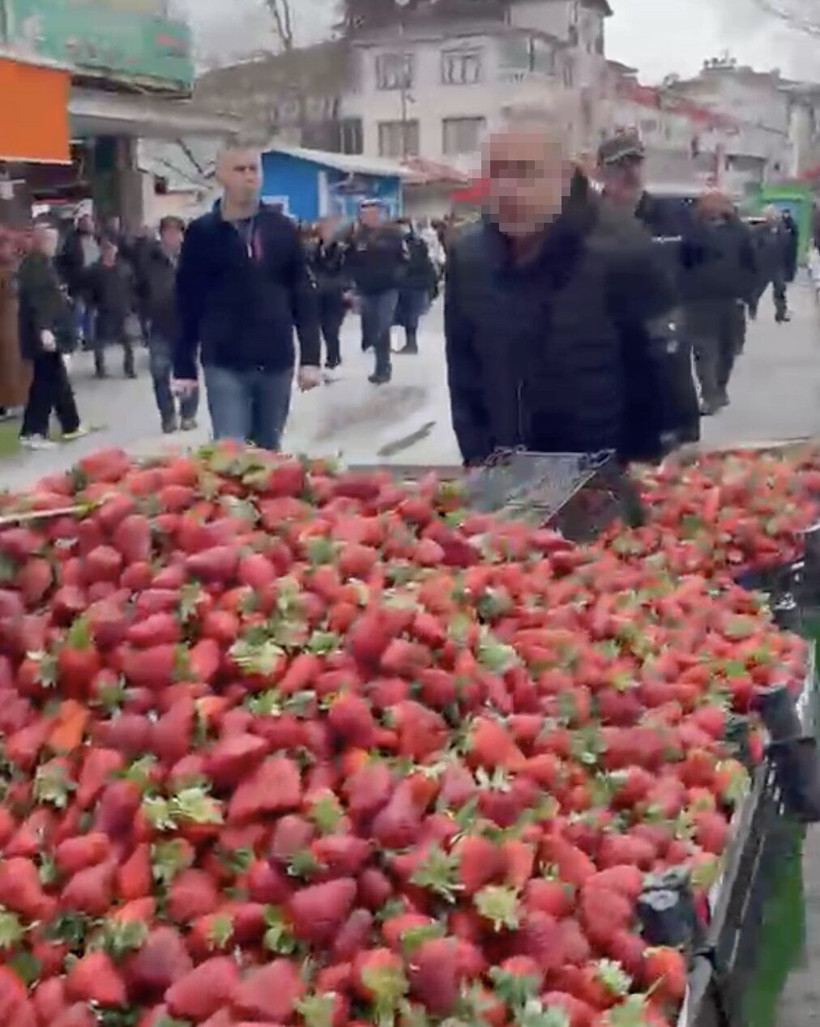 Adapazarı'nda çilek savaşı! Zabıtaya tekme tokat saldırdılar! Polis gelene kadar durmadılar... - Fotoğraf: 3