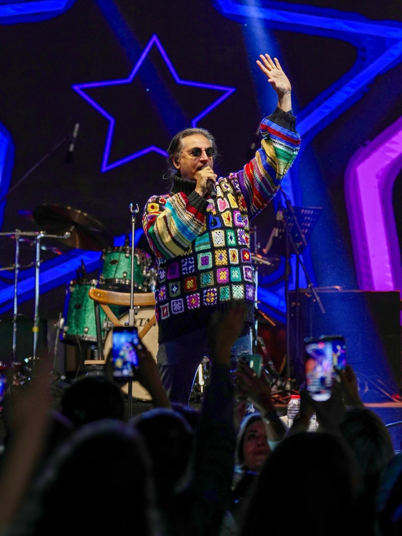 Şarkıcı Çelik, 90'lı yıllara damga vuran ikonik kazağının sırrını açıkladı - Fotoğraf: 2