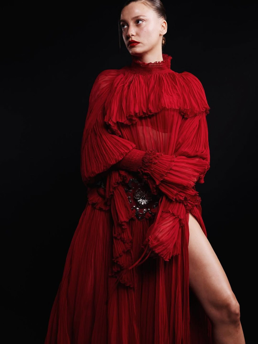 Serenay Sarıkaya ELLE Style Awards 2026'da parladı: Beline kadar yırtmaçlı kırmızı elbisesiyle gecenin yıldızı oldu - Fotoğraf: 7