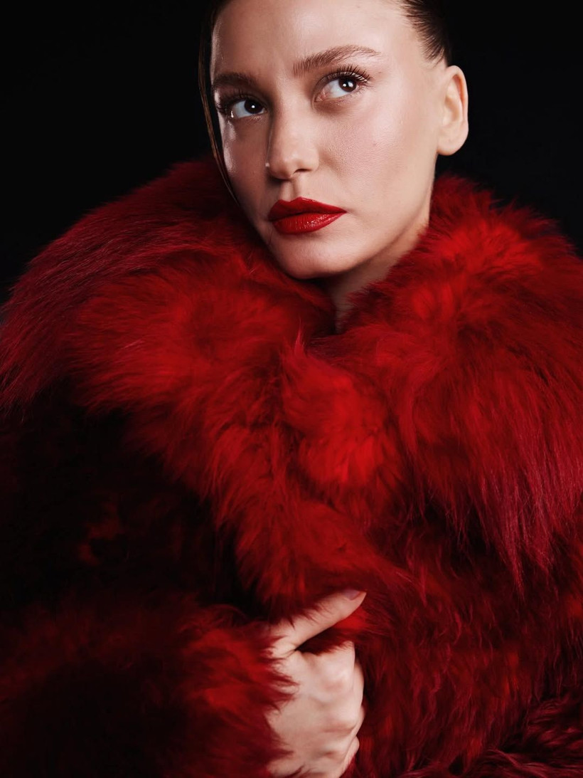 Serenay Sarıkaya ELLE Style Awards 2026'da parladı: Beline kadar yırtmaçlı kırmızı elbisesiyle gecenin yıldızı oldu - Fotoğraf: 6