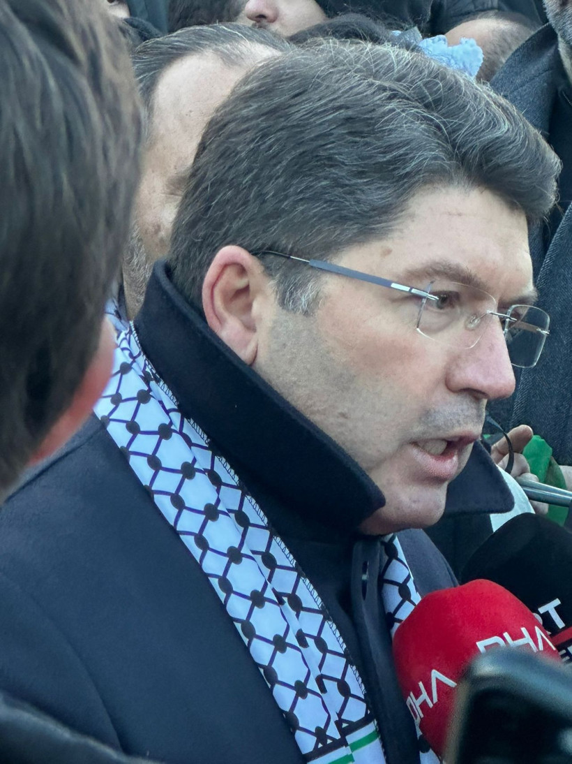 Gazze'nin çığlığı Galata'dan yükseliyor! Binlerce kişi yılın ilk günü İsrail zulmüne 'dur' diyor! Bakanlar da Galata'da... - Fotoğraf: 2