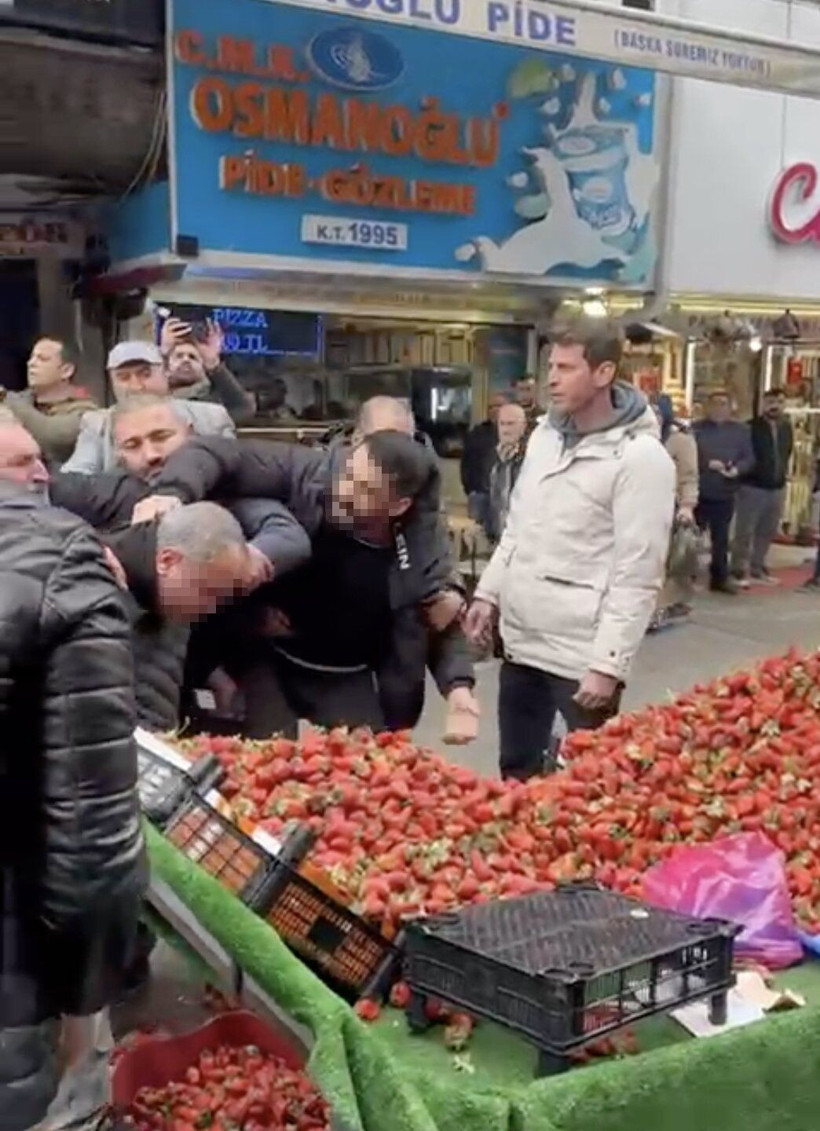 Adapazarı'nda çilek savaşı! Zabıtaya tekme tokat saldırdılar! Polis gelene kadar durmadılar... - Fotoğraf: 4