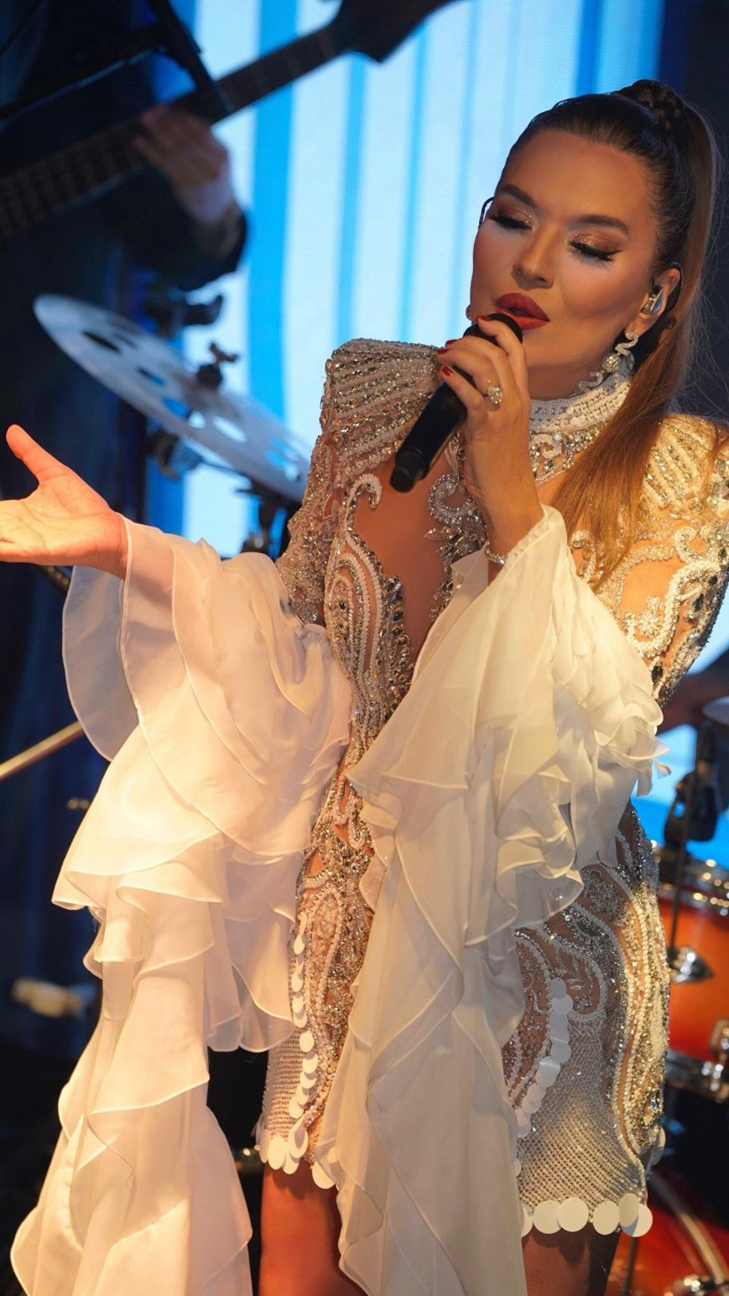 Ünlülerin 2026 yılbaşı kombinleri: Işıltılı kıyafetleriyle sosyal medyayı salladılar - Fotoğraf: 4