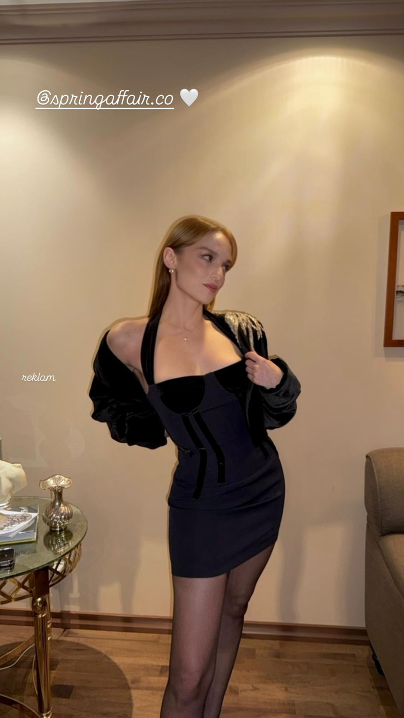 Ünlülerin 2026 yılbaşı kombinleri: Işıltılı kıyafetleriyle sosyal medyayı salladılar - Fotoğraf: 9