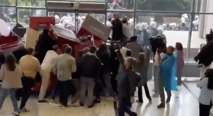 CHP'de tahliye krizi! Özgür Özel 'çıkmıyoruz' dedi: Kılıçdaroğlu'nun avukatı ve polis binaya giriyor... - Resim : 3