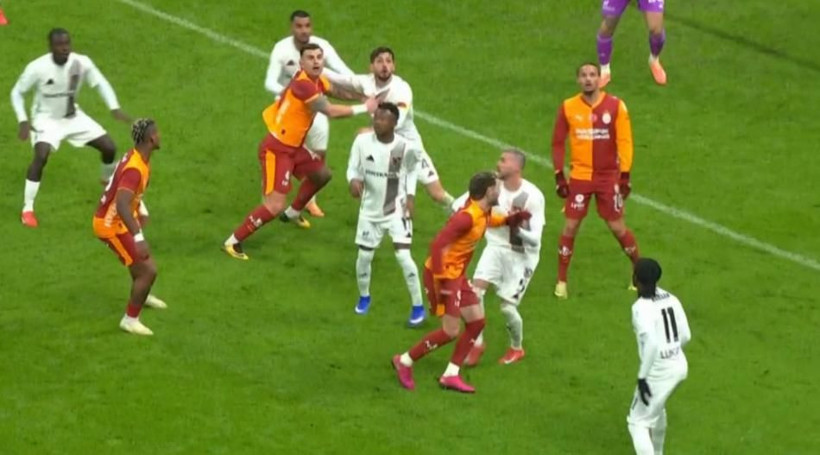 "Barış Alper Yılmaz ve Mario Lemina'ya net kırmızı kartı veremedi!" Eski hakemler Trio programında hatalı kararları tek tek açıkladı - Fotoğraf: 21