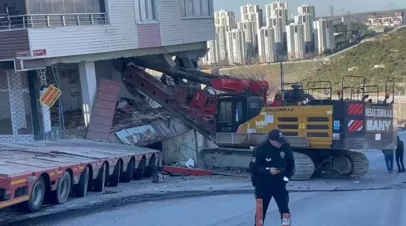 Başakşehir’de kontrolden çıkan TIR dehşet saçtı: Yokuştan kayan araç otomobilleri biçti, binaya çarptı! - Fotoğraf: 3