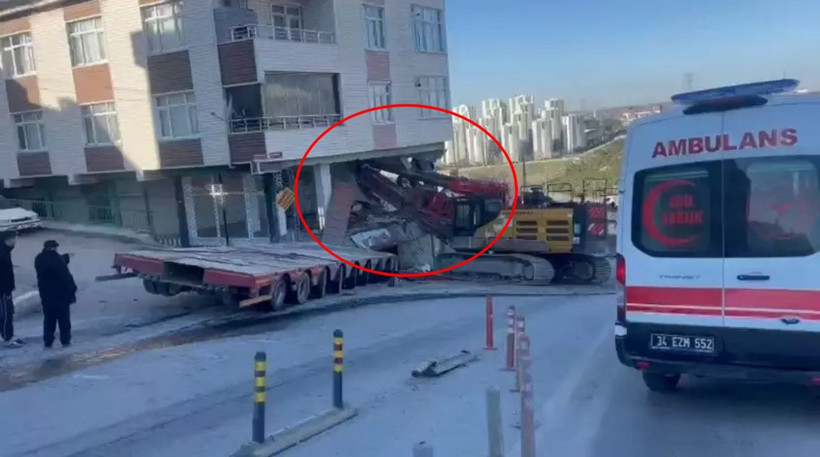 Başakşehir’de kontrolden çıkan TIR dehşet saçtı: Yokuştan kayan araç otomobilleri biçti, binaya çarptı! - Fotoğraf: 2