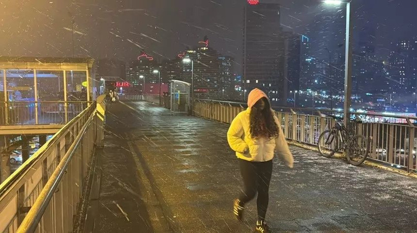 Kar mutluluğu yerini trafik çilesine bıraktı! İstanbul'da etkili olan kar yağışı trafiği kilitledi! AKOM ve Meteoroloji'den peş peşe uyarı... - Fotoğraf: 2