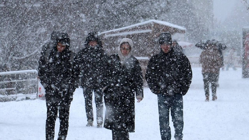 Okullar tatil, yollar buz... İstanbul kilitlendi! Kar şehri teslim aldı - Fotoğraf: 2