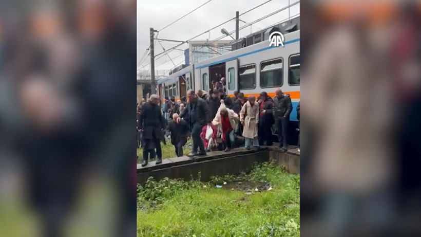 İstanbul Esenler'de metro raydan çıktı: Yolcular tahliye edildi