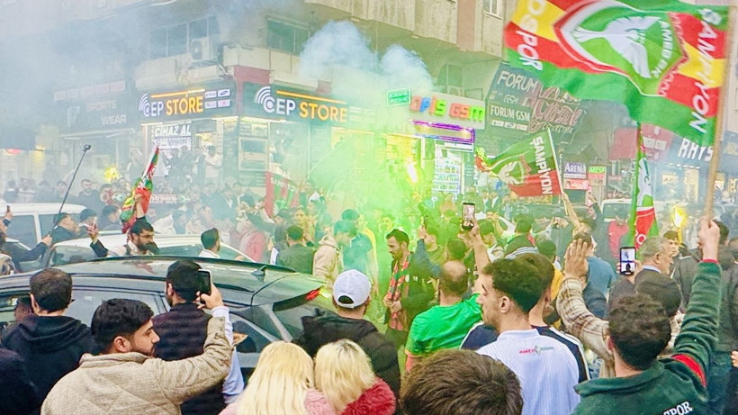 Amedspor Süper Lig'e çıktı, Diyarbakır halkı kutlama için sokaklara indi - Fotoğraf: 11