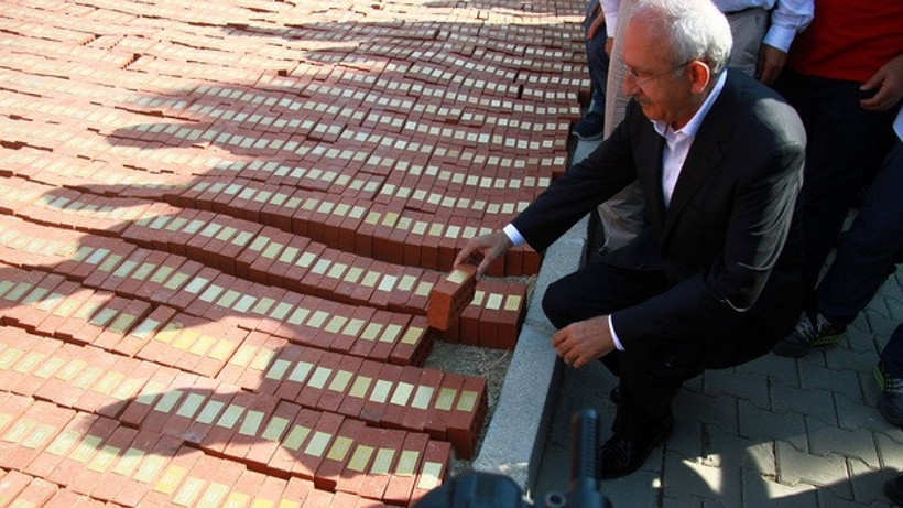 CHP liderine tuğla şoku! Adını yanlış yazdılar...
