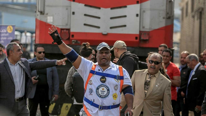 Tarihe geçen rekor: Müslüman güreşçi oruçluyken 279 tonluk treni dişleriyle çekti!