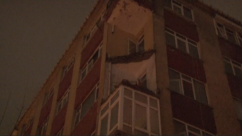 İstanbul'da şiddetli fırtına ve gök gürültülü sağanak yağış kabusu: 1 kişi devrilen ağacın altında kaldı, yollar çöktü, evleri su bastı - Fotoğraf: 11