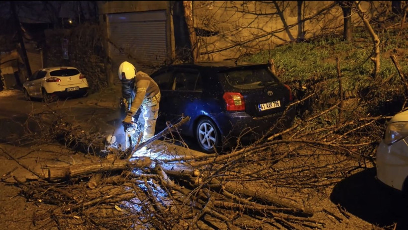 İstanbul'da şiddetli fırtına ve gök gürültülü sağanak yağış kabusu: 1 kişi devrilen ağacın altında kaldı, yollar çöktü, evleri su bastı - Fotoğraf: 14