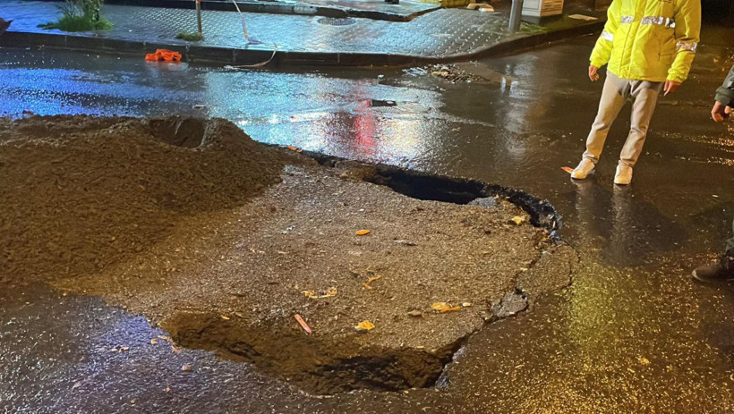 İstanbul'da şiddetli fırtına ve gök gürültülü sağanak yağış kabusu: 1 kişi devrilen ağacın altında kaldı, yollar çöktü, evleri su bastı - Fotoğraf: 22